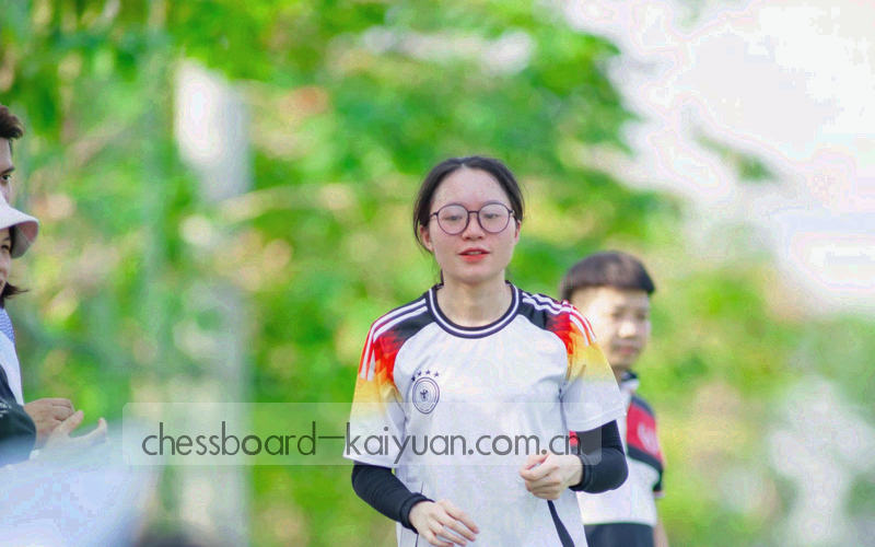 家庭客厅里两人对坐下棋的斜角抓拍，光线偏暖，看不出人物面容