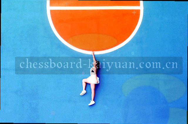 会议室角落摆好的棋盘与分组卡片，斜角构图，画面做单色调处理